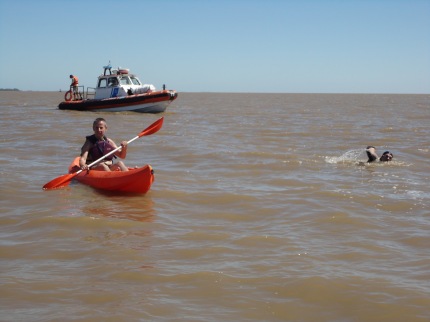 Nadando por el medio del Río de la Plata acompañado todo el tiempo Por Prefectura Naval Argentina quien monto un Gran operativo de seguridad.